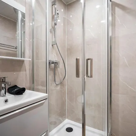 Stylish Alpine Nest With Panoramic Vt Views Apartment